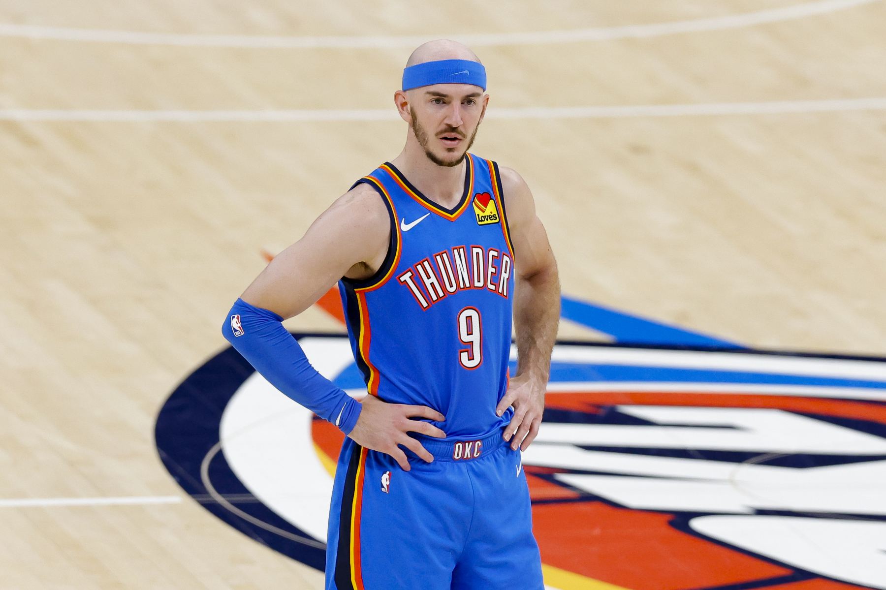 湖人半场后备队员仅得2分，雷霆卡鲁索一人拿到10分